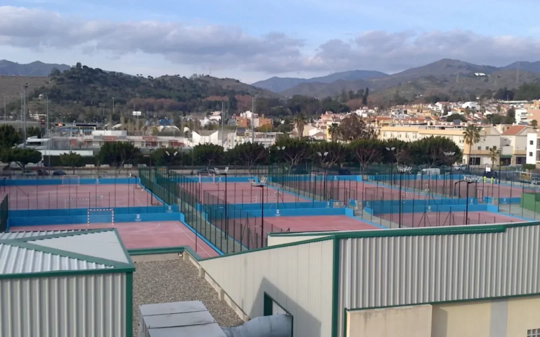 Mejoras del pavimento deportivo del cerramiento de pistas en las instalaciones deportivas de Ciudad Jarin