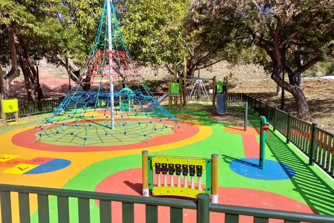 Mejora en zonas verdes en el Parque del Dragón en Málaga